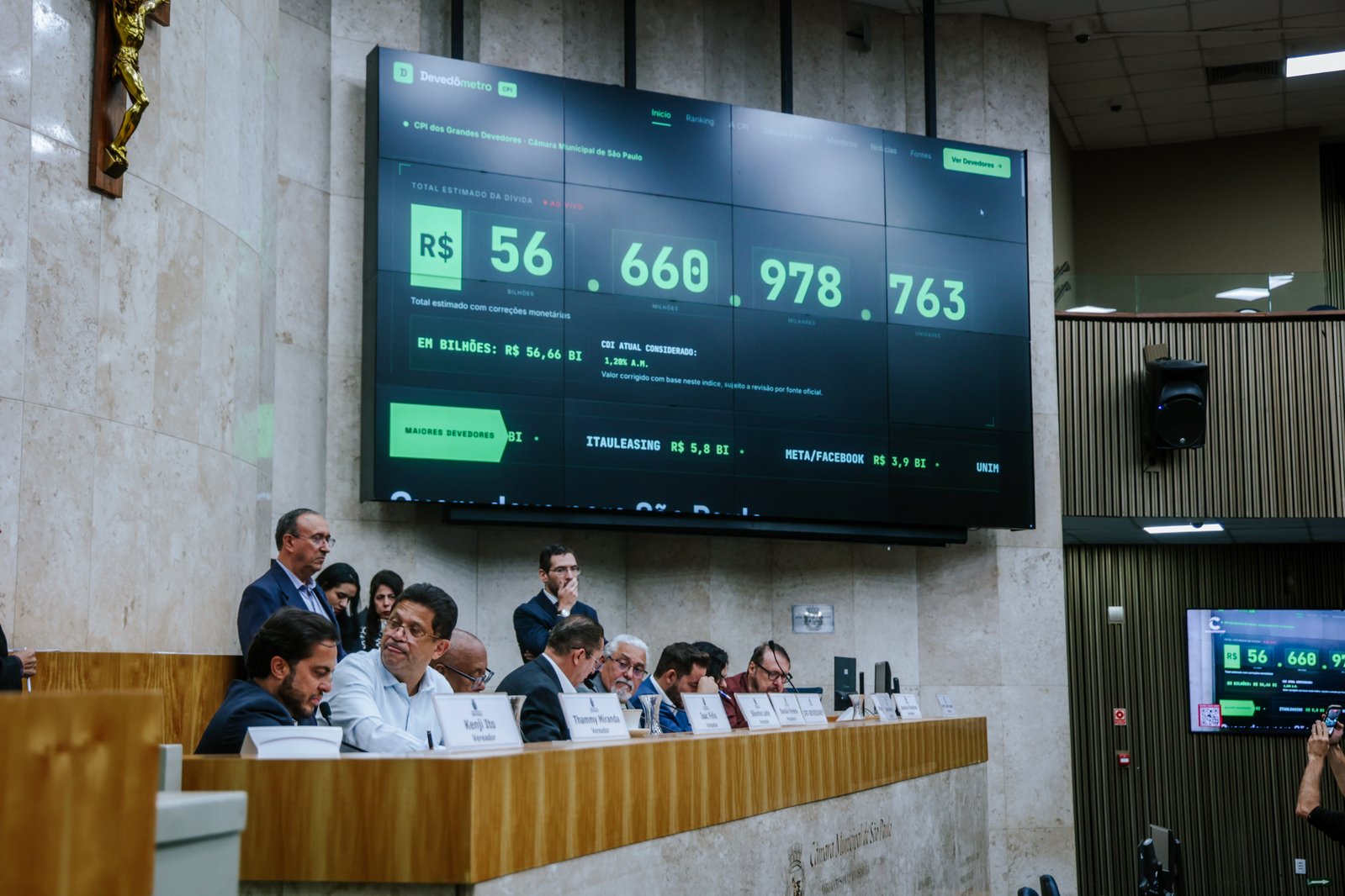 Vereador Sansão Pereira apresenta o Devedômetro durante sessão da CPI